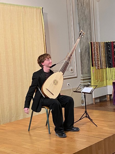 488884918_1151900613396970_6857199003958802837_n.jpg - Yuli Bayeul,  archiluth.  Kapsberger, Young, Satie, Bach, Piazzola,Debussy, Powell, Dowland, Kosma