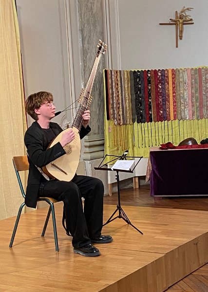 489292206_1151900470063651_515004057861304937_n.jpg - Yuli Bayeul,  archiluth.  Kapsberger, Young, Satie, Bach, Piazzola,Debussy, Powell, Dowland, Kosma