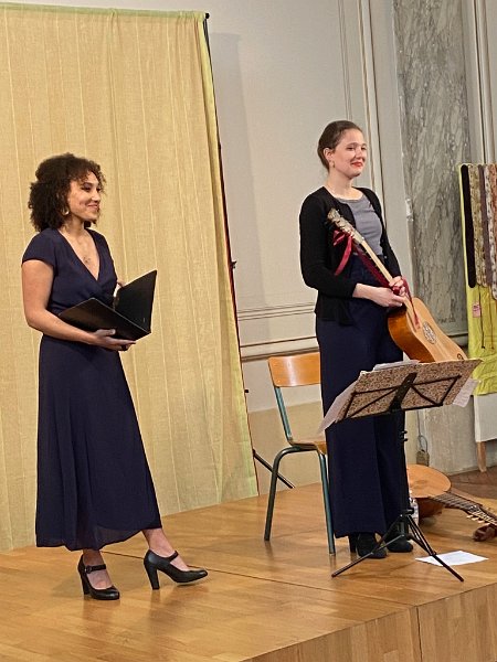 489392989_1151899093397122_3021976611046341913_n.jpg - Les Kaps en duo ! (Gabrielle Varbetian : Soprano, Albane Imbs : Théorbe, guitare baroque). « D'une rive à l'autre »