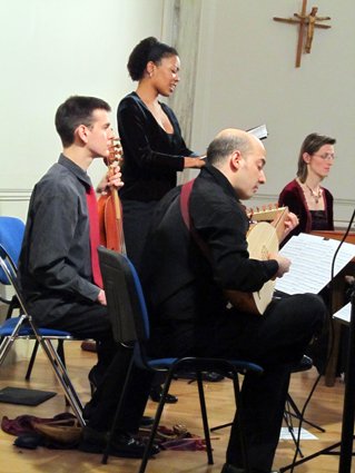 IMG_0899.JPG - Ensemble Il Ballo : Luanda Siqueira (soprano), Marie Hervé (flûtes à bec), Nicolas Sansarlat (rebec et lira da braccio), Anne Dumont (clavecin) et Leonardo Loredo de Sá : luth et guitare Renaissance. "La grâce selon Mantoue"