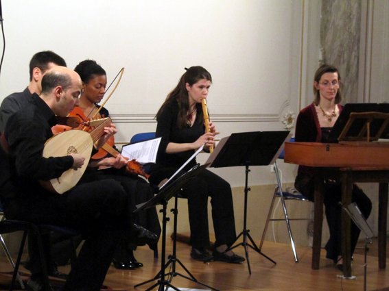 IMG_0902.JPG - Ensemble Il Ballo : Luanda Siqueira (soprano), Marie Hervé (flûtes à bec), Nicolas Sansarlat (rebec et lira da braccio), Anne Dumont (clavecin) et Leonardo Loredo de Sá : luth et guitare Renaissance. "La grâce selon Mantoue"