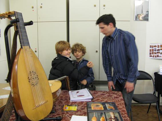 IMG_0426.JPG - discussion entre luthier (Nicolas Petit) et luthistes en herbe