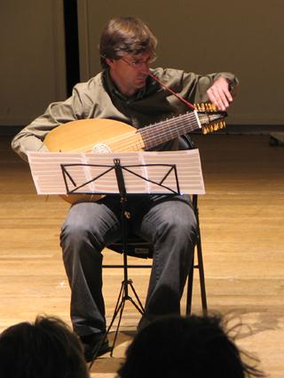 IMG_3656.JPG - Eduardo Romero, élève de la classe de luth du CNR de Toulouse