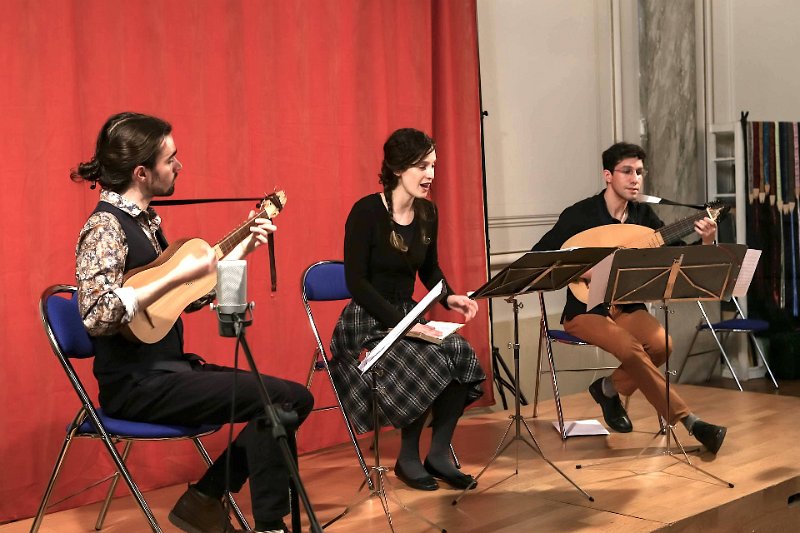 par_les_routes_1.jpg - Ensemble "Par les routes" : Martin Billé, Gustavo Martinez : luths et guitares Renaissance, Marjeta Iva Cerar : soprano