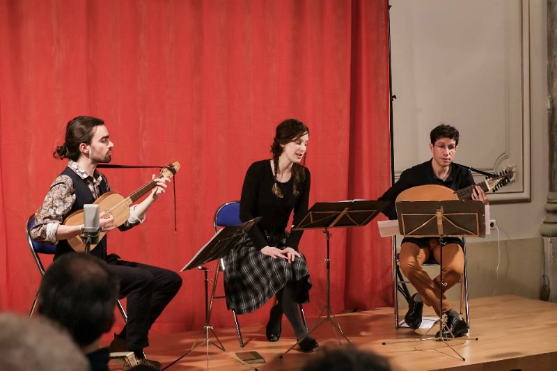 par_les_routes_10.jpg - Ensemble "Par les routes" : Martin Billé, Gustavo Martinez : luths et guitares Renaissance, Marjeta Iva Cerar : soprano