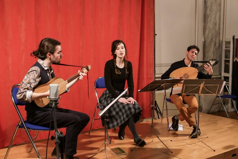 par_les_routes_11.jpg - Ensemble "Par les routes" : Martin Billé, Gustavo Martinez : luths et guitares Renaissance, Marjeta Iva Cerar : soprano