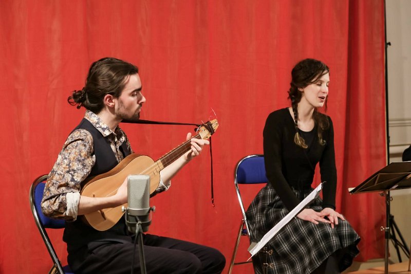 par_les_routes_12.jpg - Ensemble "Par les routes" : Martin Billé, Gustavo Martinez : luths et guitares Renaissance, Marjeta Iva Cerar : soprano