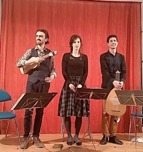 par_les_routes_15.jpg - Ensemble "Par les routes" : Martin Billé, Gustavo Martinez : luths et guitares Renaissance, Marjeta Iva Cerar : soprano