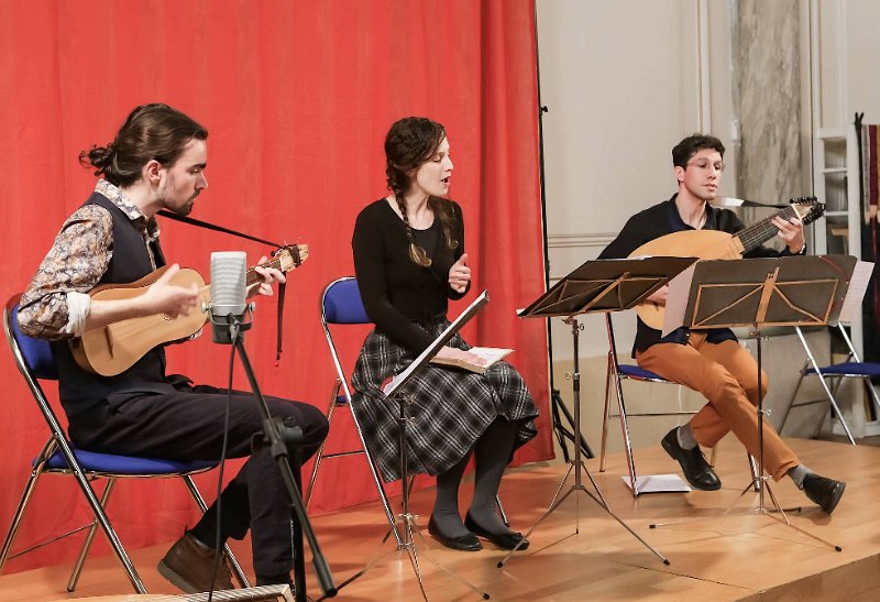 par_les_routes_6.jpg - Ensemble "Par les routes" : Martin Billé, Gustavo Martinez : luths et guitares Renaissance, Marjeta Iva Cerar : soprano