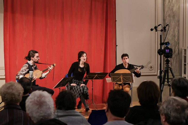 par_les_routes_8.jpg - Ensemble "Par les routes" : Martin Billé, Gustavo Martinez : luths et guitares Renaissance, Marjeta Iva Cerar : soprano