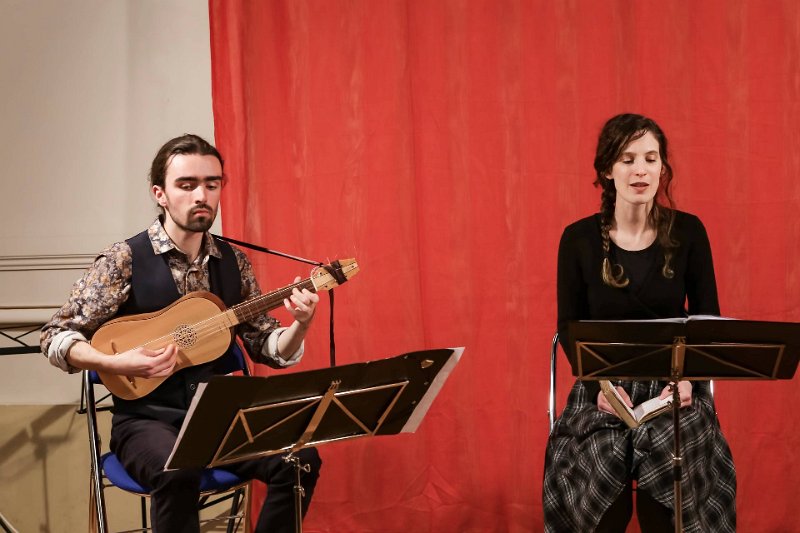 par_les_routes_9.jpg - Ensemble "Par les routes" : Martin Billé, Gustavo Martinez : luths et guitares Renaissance, Marjeta Iva Cerar : soprano