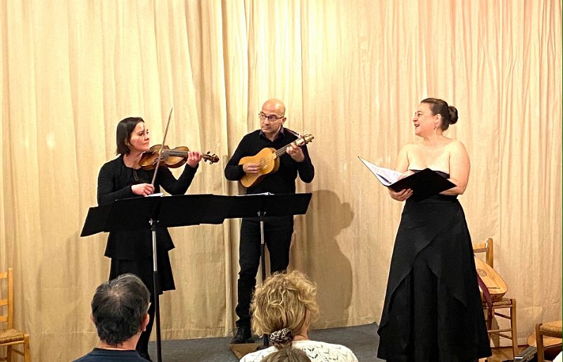 il_ballo_1.jpg - « Il divino Cipriano de Rore » par l'ensemble Il Ballo : Véronique Bourin soprano, Camille Antoinet violon, Leonardo Loredo théorbe, guitare et luth.