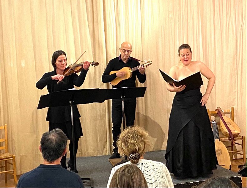 il_ballo_2.jpg - « Il divino Cipriano de Rore » par l'ensemble Il Ballo : Véronique Bourin soprano, Camille Antoinet violon, Leonardo Loredo théorbe, guitare et luth.