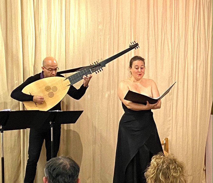 il_ballo_7.jpg - « Il divino Cipriano de Rore » par l'ensemble Il Ballo : Véronique Bourin soprano, Camille Antoinet violon, Leonardo Loredo théorbe, guitare et luth.