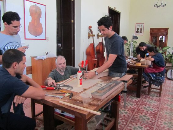 IMG_1472.JPG - L'atelier de lutherie avec Didier Jarny