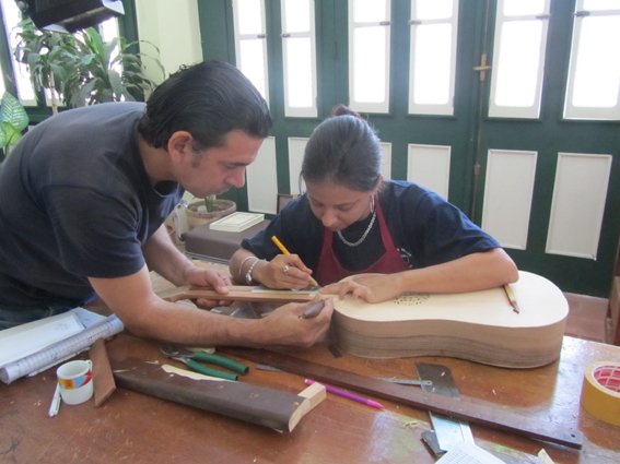 IMG_1473.JPG - L'atelier de lutherie avec Didier Jarny