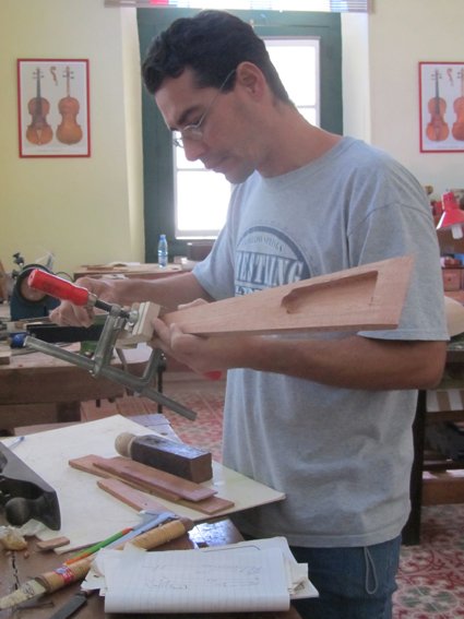 IMG_1485.JPG - L'atelier de lutherie avec Didier Jarny