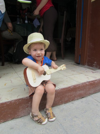 IMG_1585.JPG - Théophile Joly , futur guitariste !