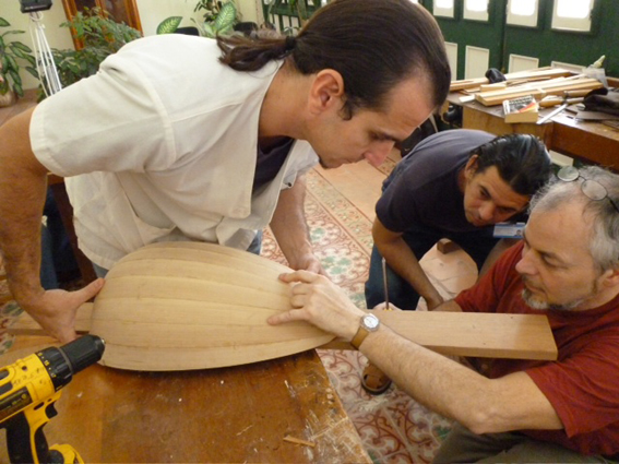 P1020632.jpg - L'atelier de lutherie avec Didier Jarny