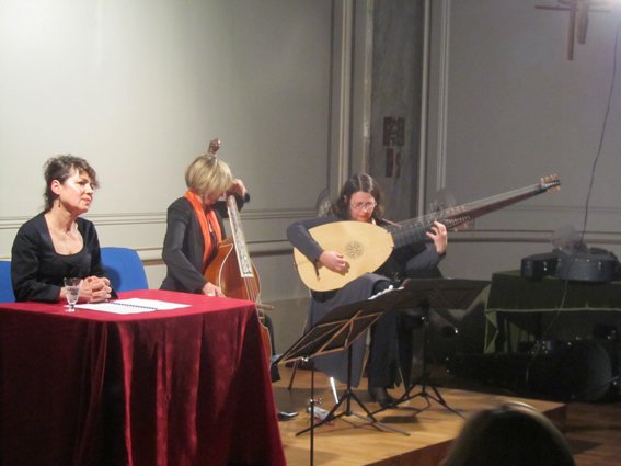 IMG_1927.JPG - Claire Antonini : Théorbe, luth ; Christine Plubeau : viole de gambe ; Solange Boulanger : textes