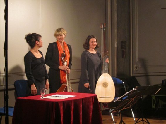 IMG_1938.JPG - Claire Antonini : Théorbe, luth ; Christine Plubeau : viole de gambe ; Solange Boulanger : textes