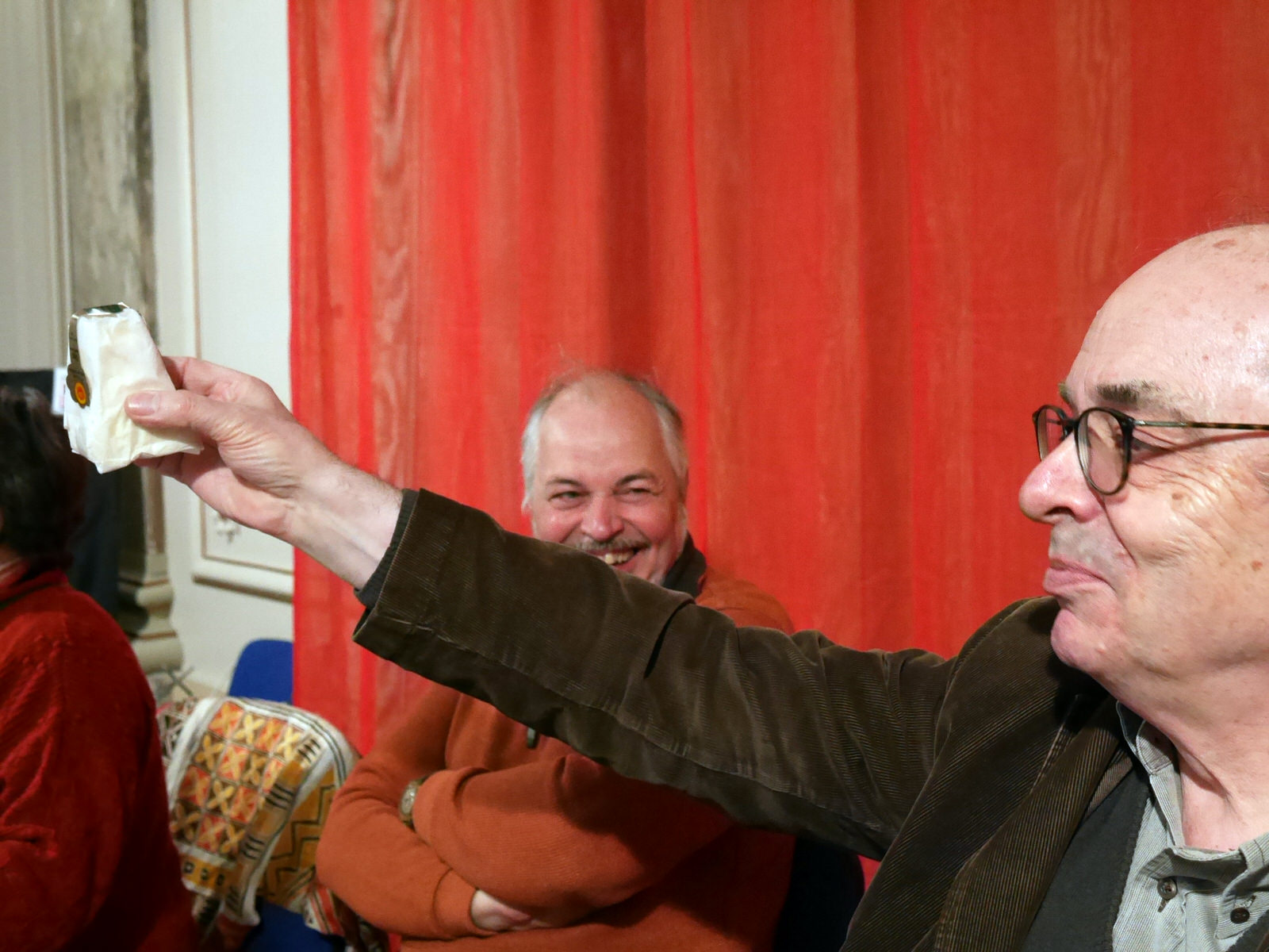 339301800_607178748129288_3956715176327125515_n.jpg - Joël Dugot s'est vu offrir un fromage de chèvre en l'honneur de son dernier recueil "Le ton de la chèvre" !