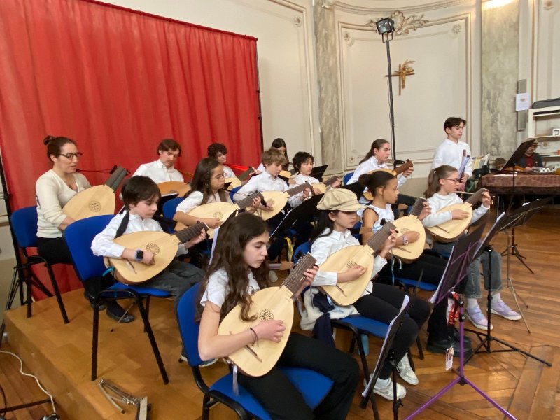 656268912_1430728342180861_7584130230285077313_n.jpg - Les jeunes luthistes de la classe de Charenton (Prof. Céline Ferru), programme Dowland !