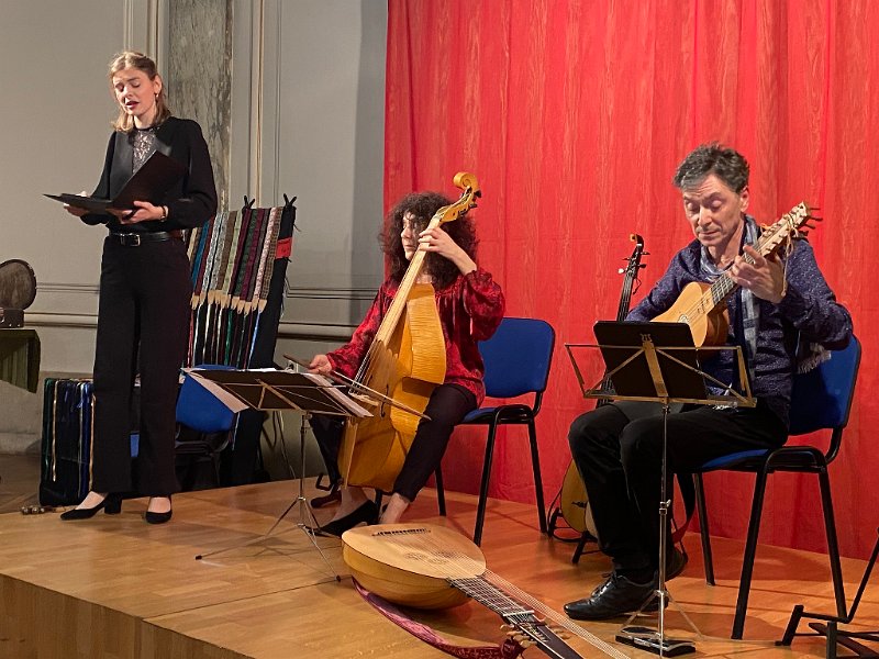 656741429_1430732638847098_3936071156795362749_n.jpg - "La Soave Melodia" par La caravelle des Arts (M.Cécile Henry-Brossard : soprano, Gabriele Natilla : vihuela, guitare baroque, théorbe, Françoise Enock : violes de gambe, colascione).  Airs populaires anciens et danses instrumentales d'Italie d'Espagne et du Portugal.