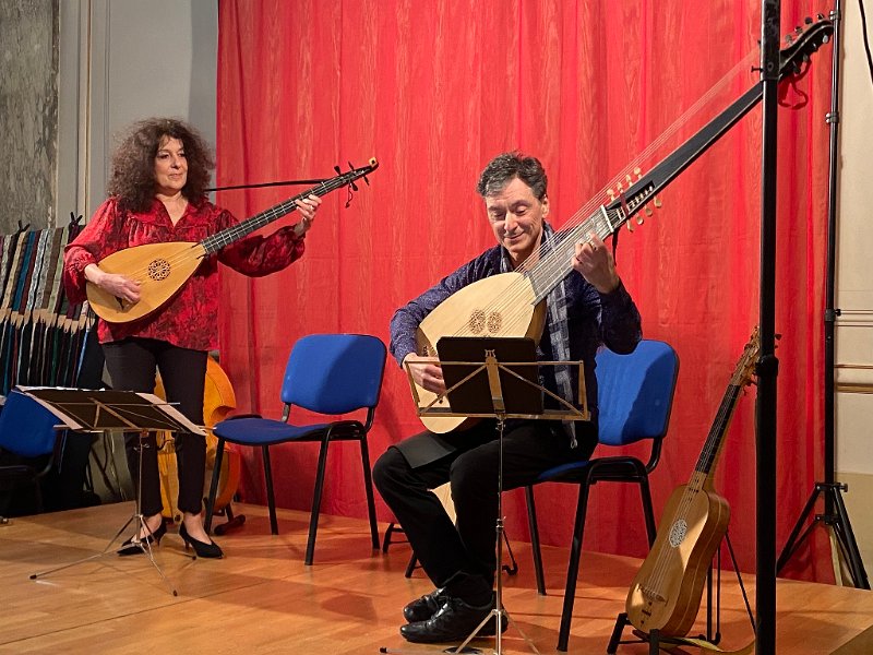 656753768_1430732295513799_4007308222313860322_n.jpg - "La Soave Melodia" par La caravelle des Arts (M.Cécile Henry-Brossard : soprano, Gabriele Natilla : vihuela, guitare baroque, théorbe, Françoise Enock : violes de gambe, colascione).  Airs populaires anciens et danses instrumentales d'Italie d'Espagne et du Portugal.