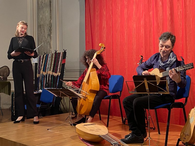 657022771_1430732552180440_660487863791771468_n.jpg - "La Soave Melodia" par La caravelle des Arts (M.Cécile Henry-Brossard : soprano, Gabriele Natilla : vihuela, guitare baroque, théorbe, Françoise Enock : violes de gambe, colascione).  Airs populaires anciens et danses instrumentales d'Italie d'Espagne et du Portugal.