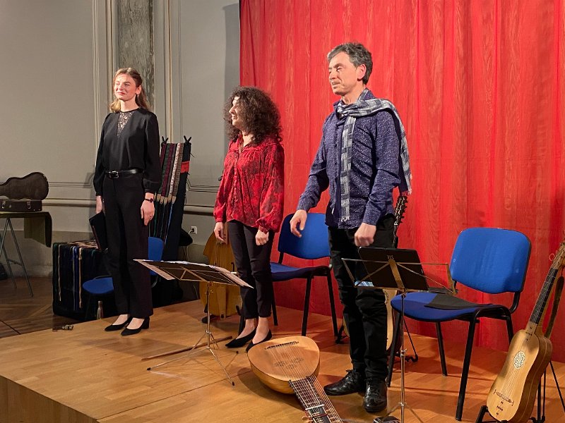 657266585_1430732698847092_7877651615949954669_n.jpg - "La Soave Melodia" par La caravelle des Arts (M.Cécile Henry-Brossard : soprano, Gabriele Natilla : vihuela, guitare baroque, théorbe, Françoise Enock : violes de gambe, colascione).  Airs populaires anciens et danses instrumentales d'Italie d'Espagne et du Portugal.