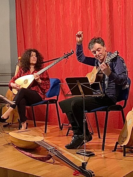 657555624_1430732988847063_7203047657484057328_n.jpg - "La Soave Melodia" par La caravelle des Arts (M.Cécile Henry-Brossard : soprano, Gabriele Natilla : vihuela, guitare baroque, théorbe, Françoise Enock : violes de gambe, colascione).  Airs populaires anciens et danses instrumentales d'Italie d'Espagne et du Portugal.Screenshot