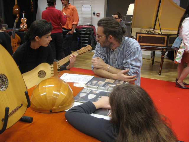 IMG_5612.jpg - Stand SFL, exposition de luthiers aux Journées de Musiques Anciennes de Vanves les 3 et 4 décembre 2011